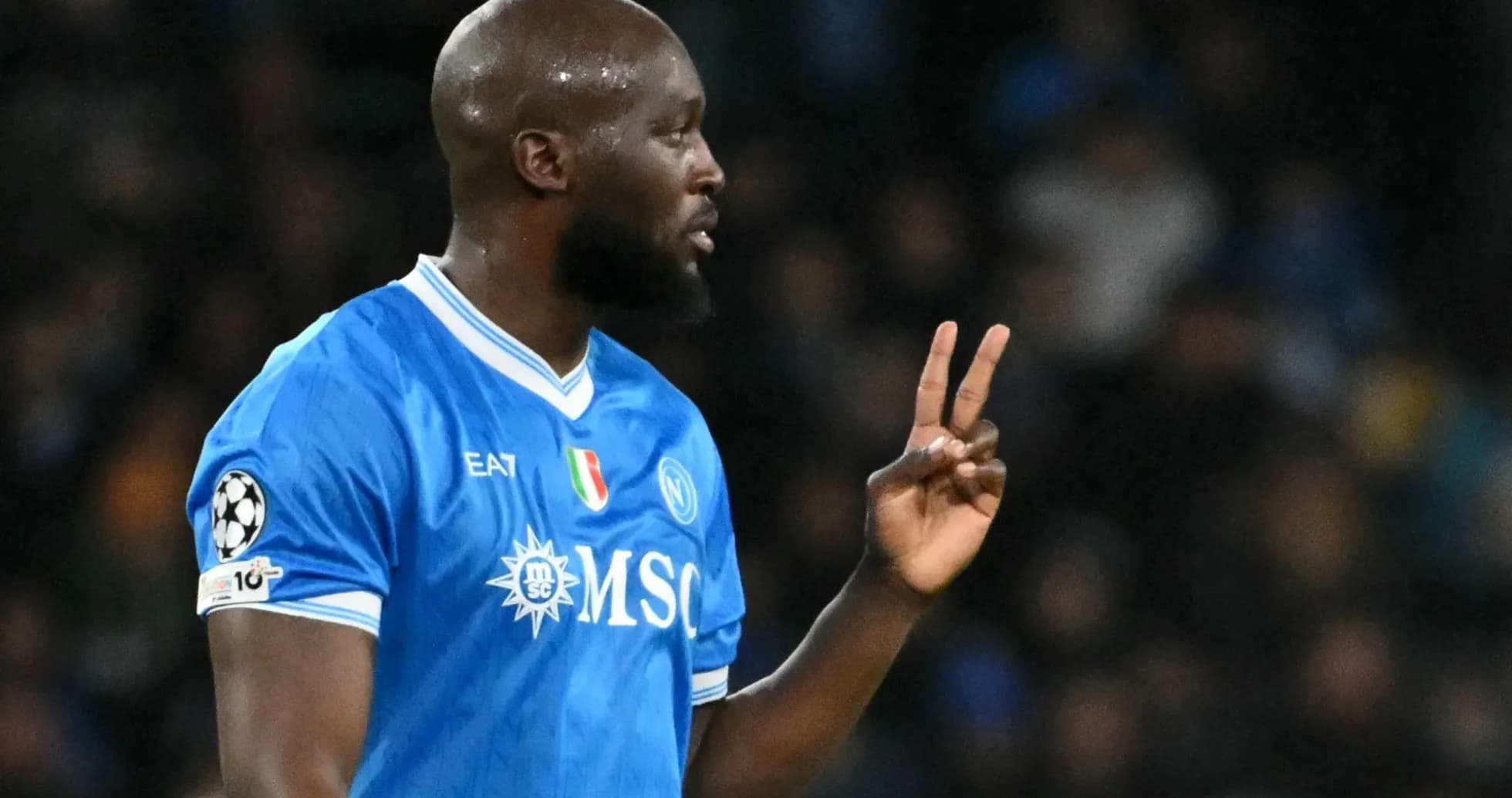 Jugador de Napoli señalando con dos dedos durante partido