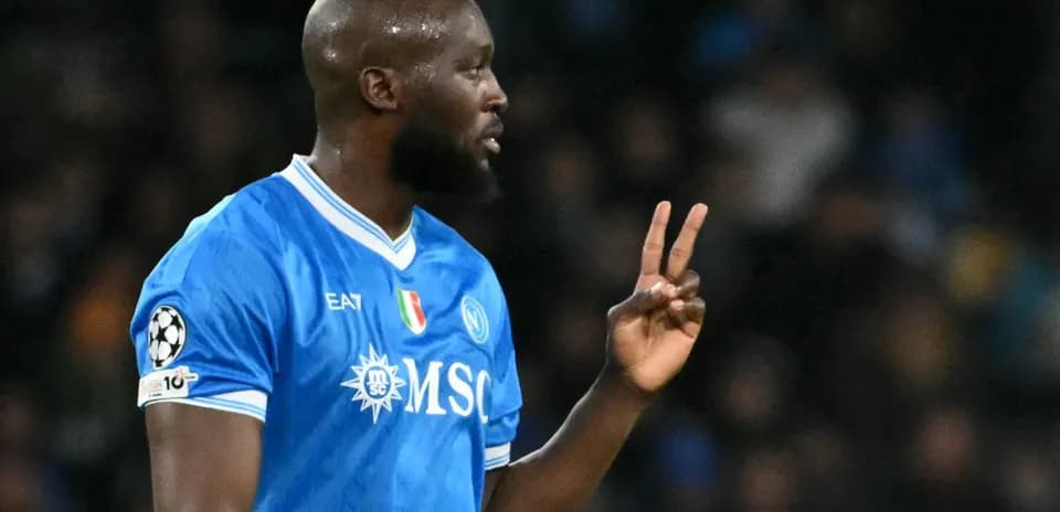 Jugador de Napoli señalando con dos dedos durante partido