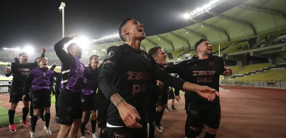 Jugadores de Platense celebrando una victoria