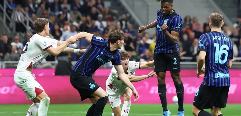Cagliari e Inter disputando un calcio d'angolo