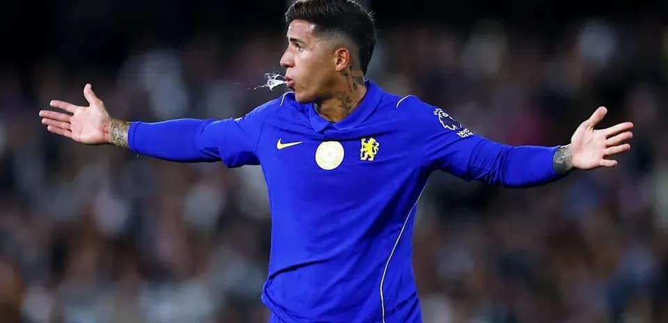 Jugador de Chelsea gesticulando durante el partido