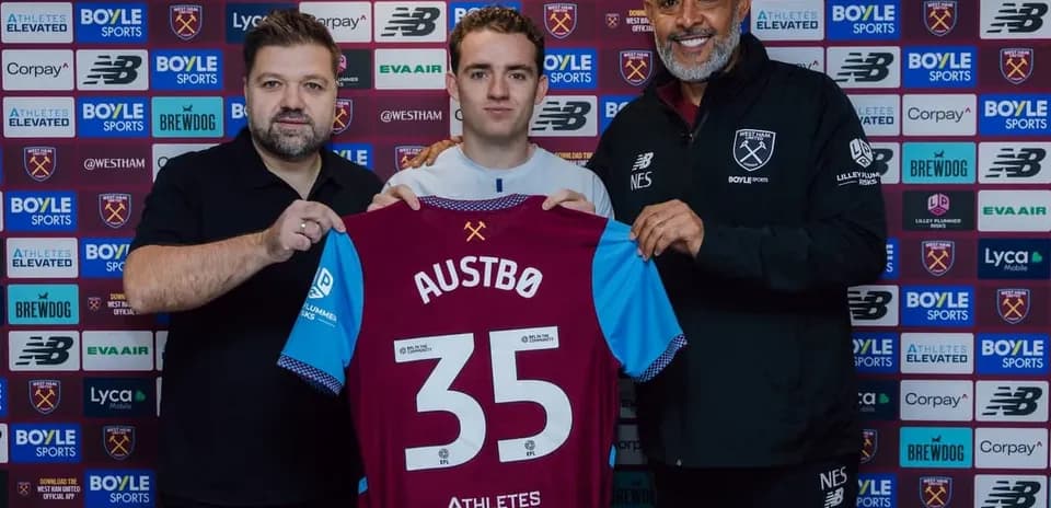 Nuevo jugador de West Ham con camiseta en presentación