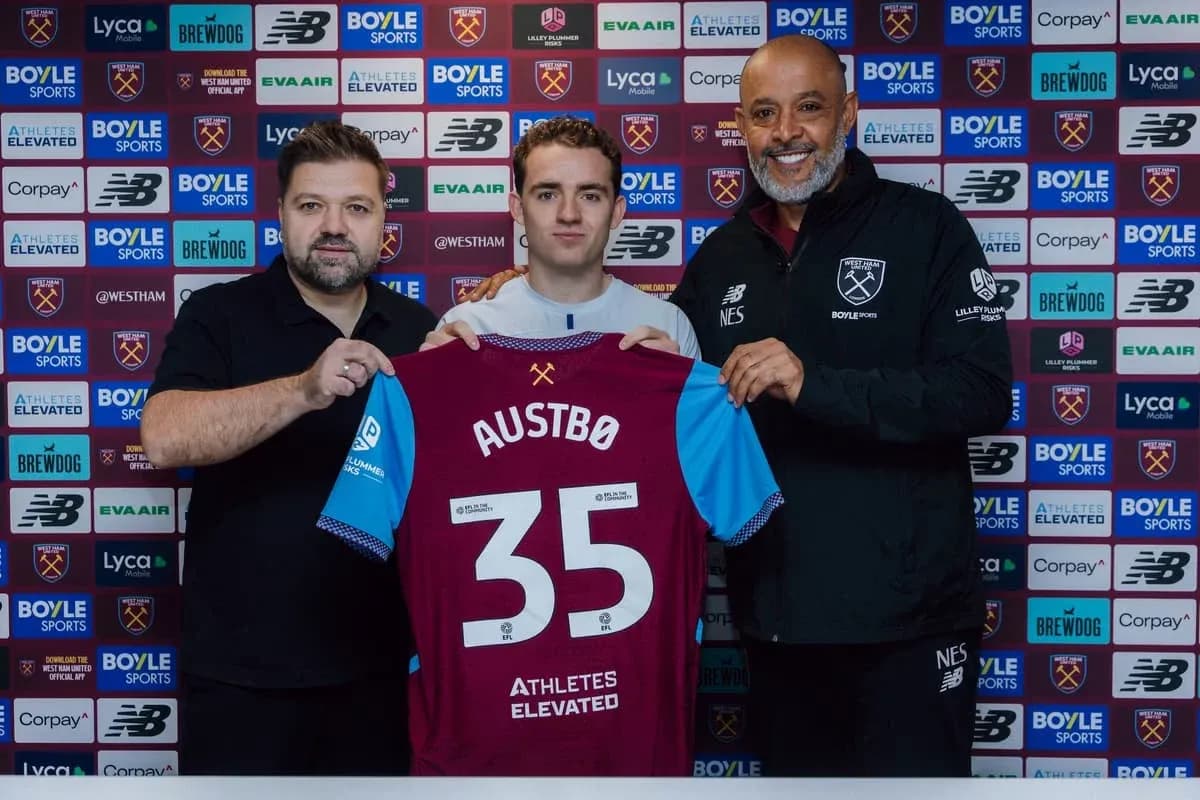 Nuevo jugador de West Ham con camiseta en presentación