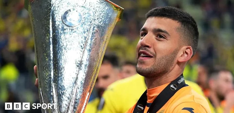 Jugador levantando trofeo de la UEFA Europa League