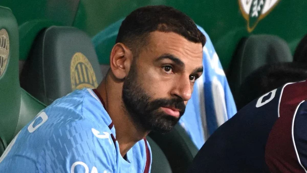 Jugador sentado en el banquillo durante el partido