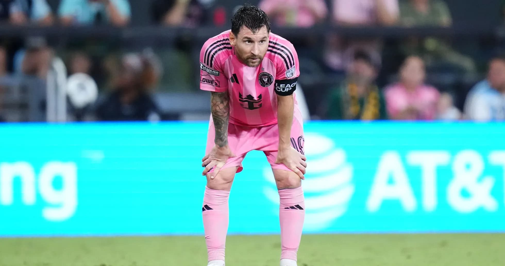 Jugador con uniforme rosa en el campo de fútbol