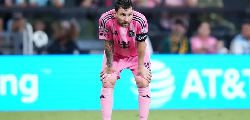 Jugador con uniforme rosa en el campo de fútbol