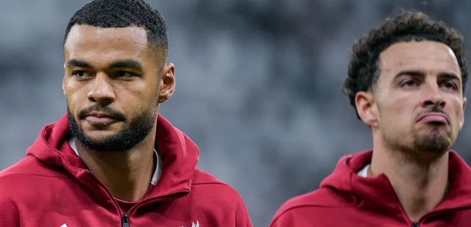 Dos jugadores de Liverpool en el calentamiento previo