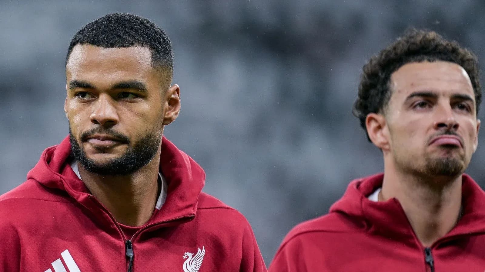 Dos jugadores de Liverpool en el calentamiento previo