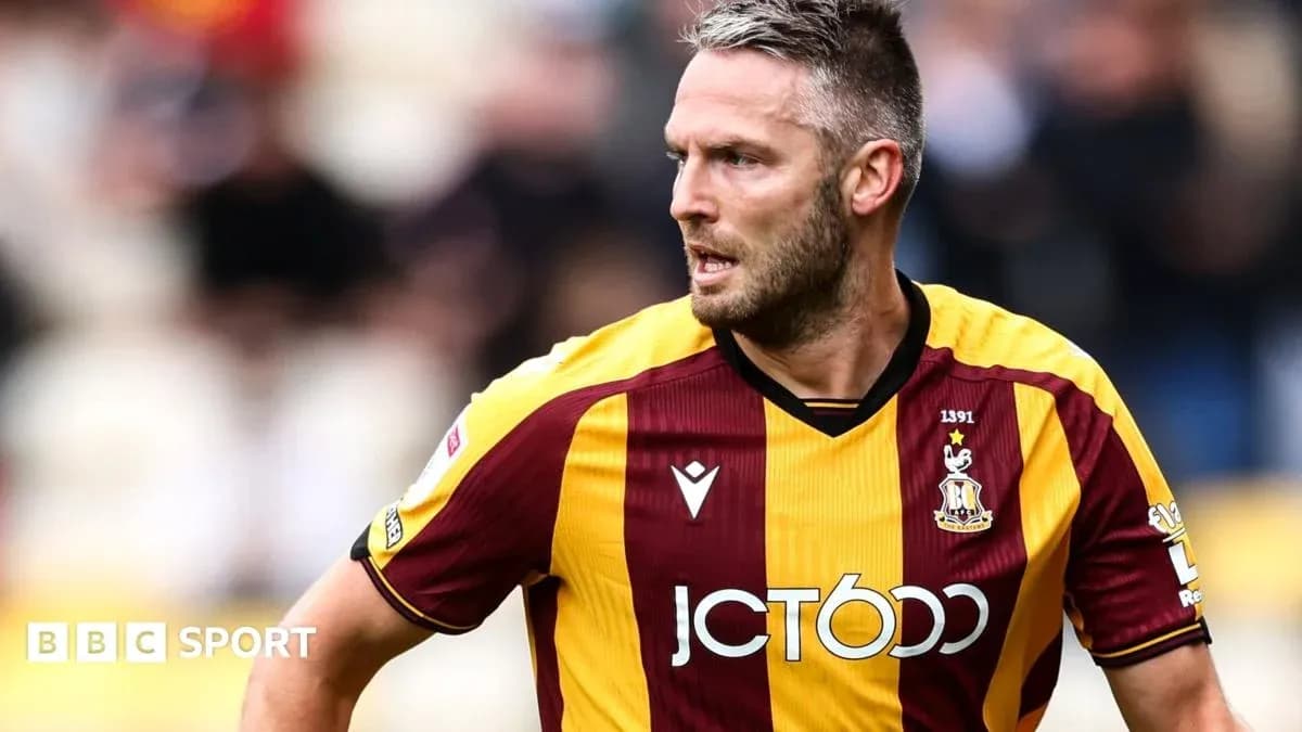 Jugador de Bradford City corriendo en el campo