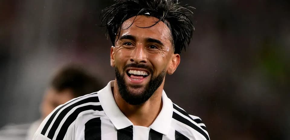 Jugador de Juventus sonriendo durante un partido