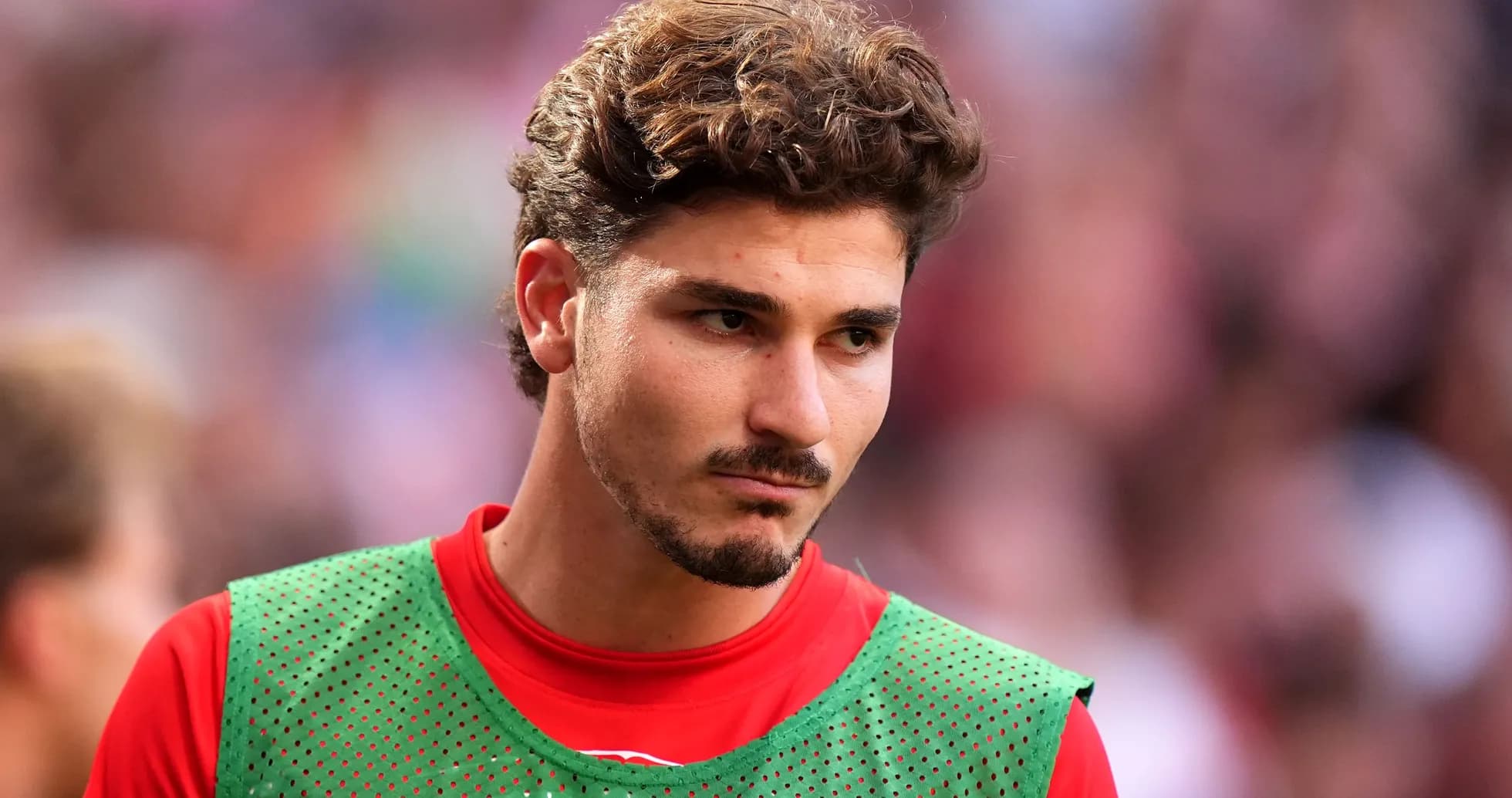 Jugador en calentamiento con pechera verde