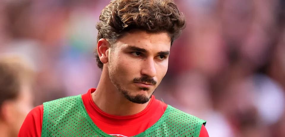 Jugador en calentamiento con pechera verde