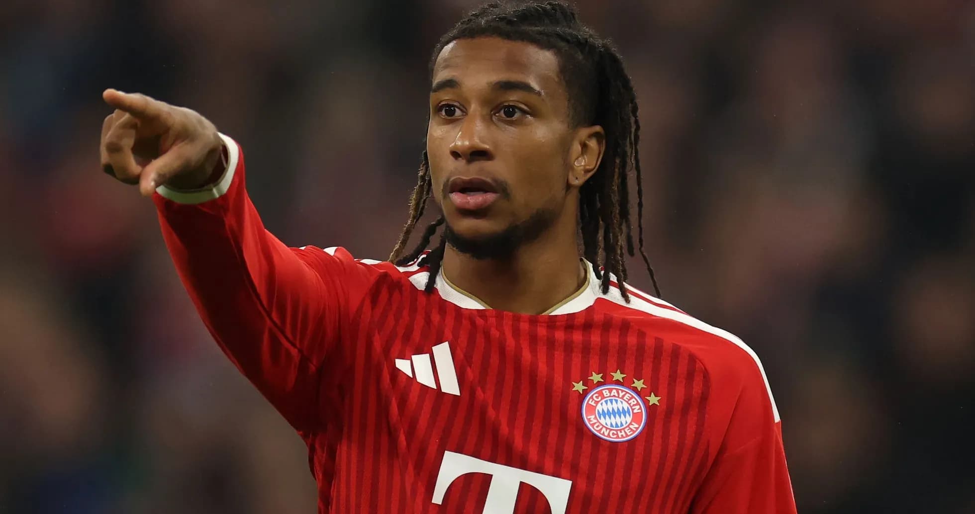 Jugador de Bayern München señalando durante el partido
