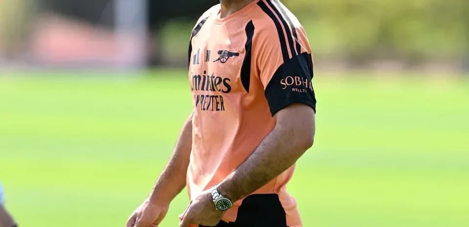 Entrenador en sesión de entrenamiento sonriente