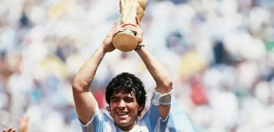 Jugador levantando la copa del mundo en celebración