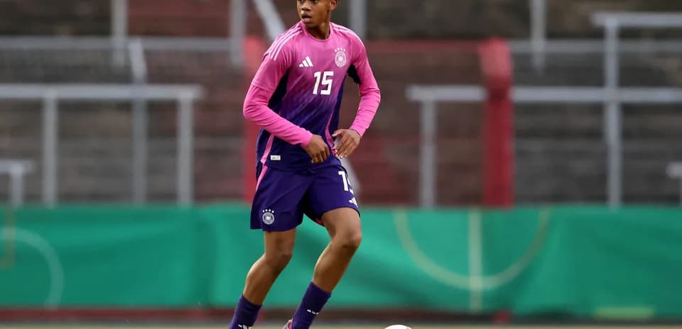 Jugador de fútbol entrenando con uniforme de Alemania