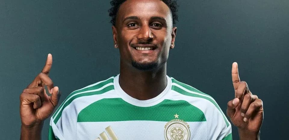 Jugador sonriente con camiseta de Celtic mostrando un dedo