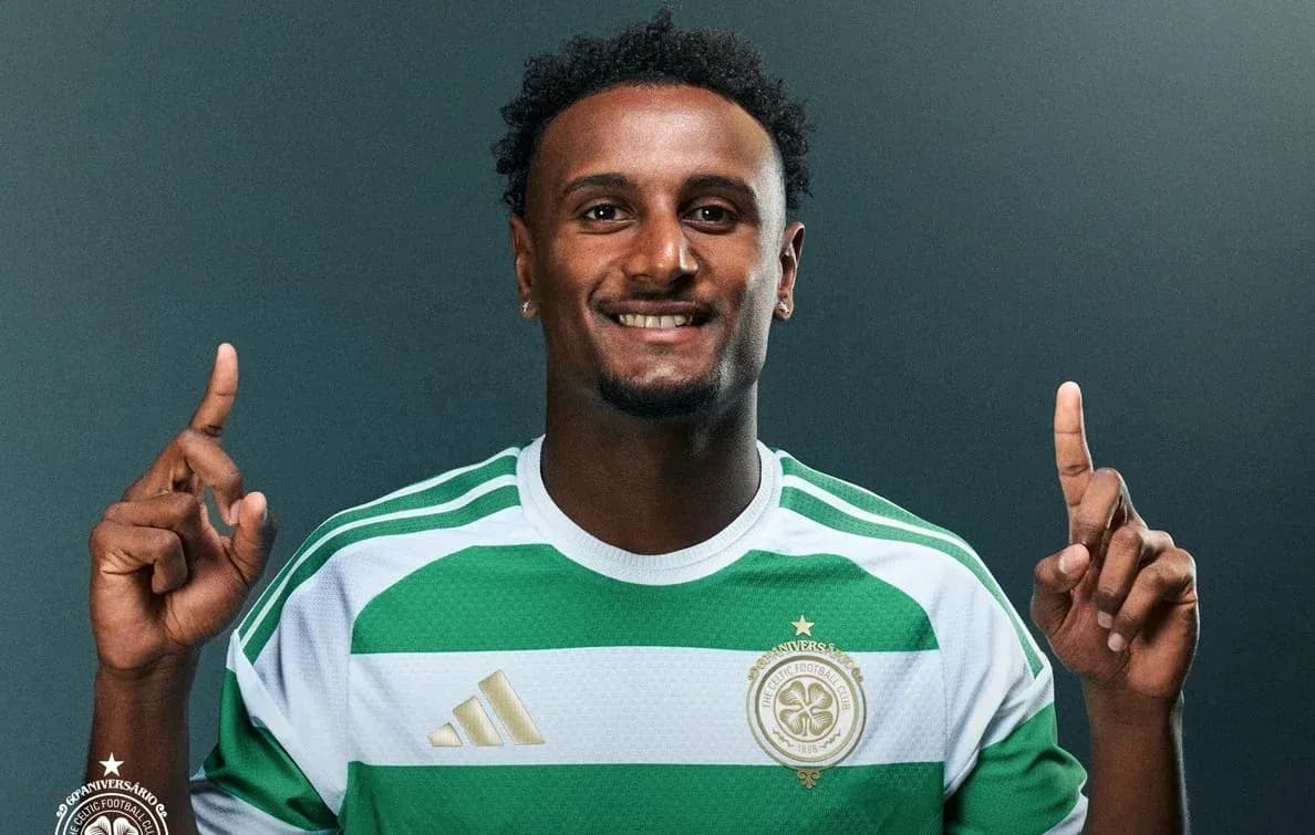 Jugador sonriente con camiseta de Celtic mostrando un dedo