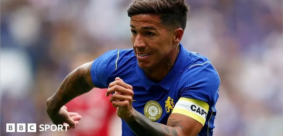 Jugador corriendo con camiseta de Chelsea en el campo