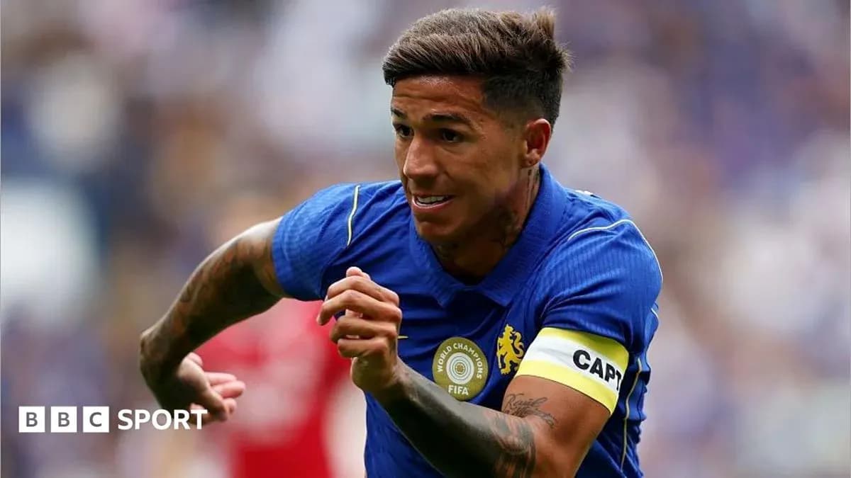 Jugador corriendo con camiseta de Chelsea en el campo
