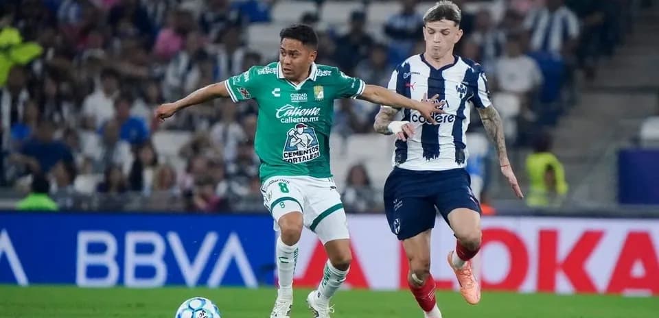 Jugador de León luchando por el balón contra Monterrey