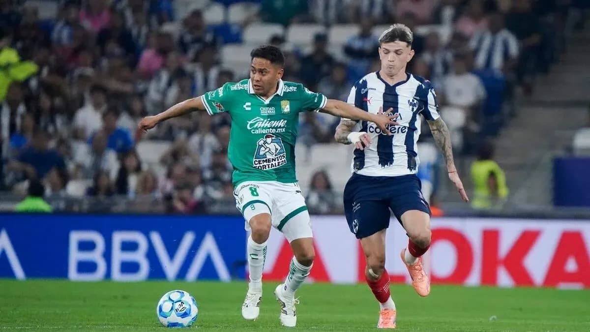 Jugador de León luchando por el balón contra Monterrey