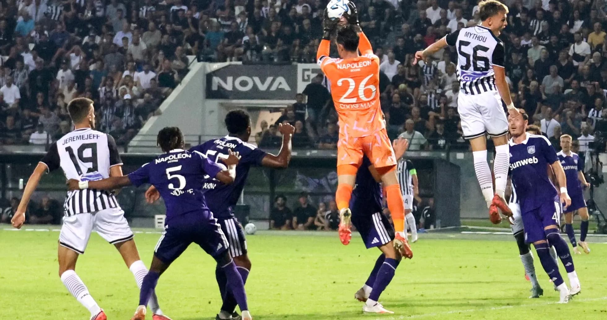 Portero atrapando el balón en el partido