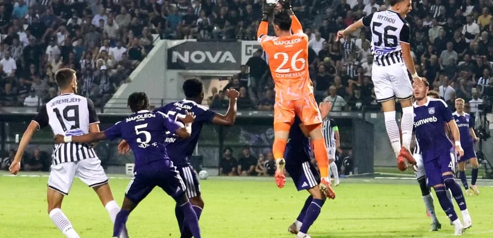 Portero atrapando el balón en el partido