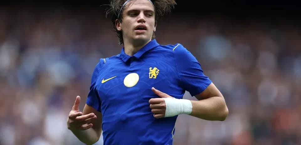 Jugador de Chelsea corriendo durante el partido