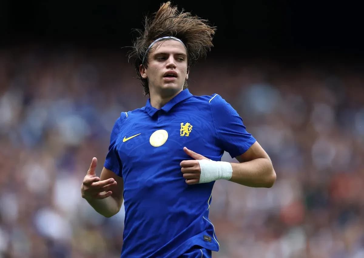 Jugador de Chelsea corriendo durante el partido