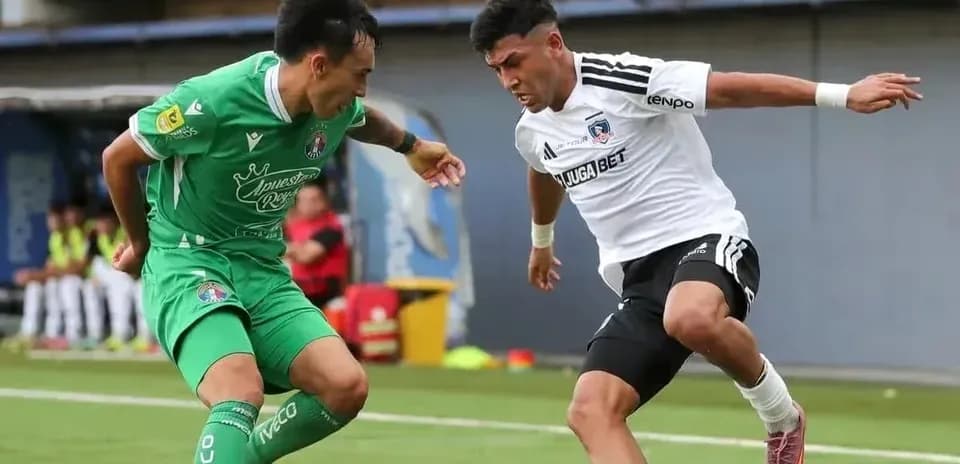 Dos jugadores compitiendo por el balón en partido