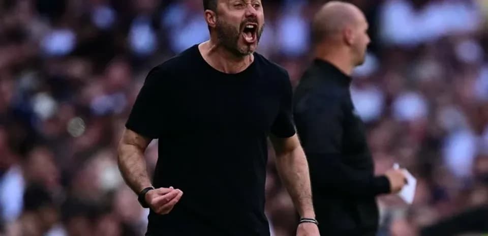 Entrenador animando a su equipo en la banda