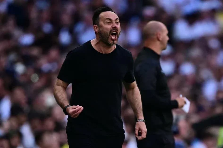Entrenador animando a su equipo en la banda