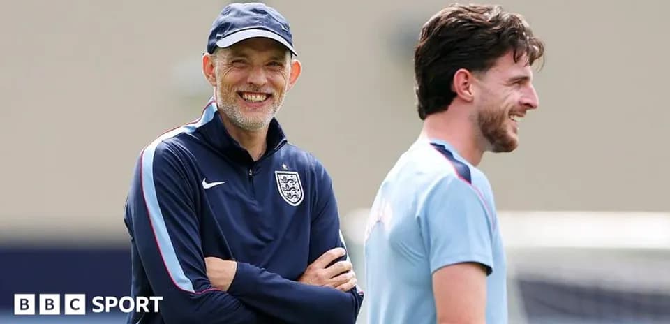 Entrenador y jugador sonriendo durante sesión de entrenamiento