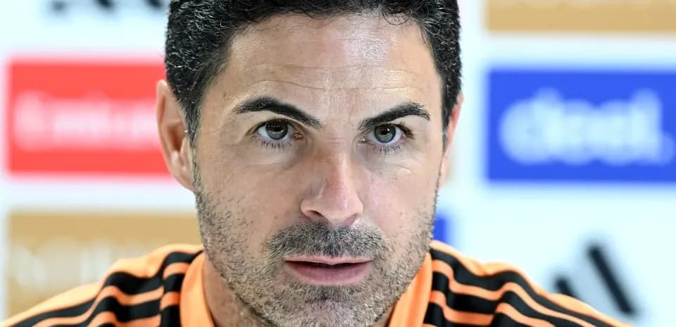 Entrenador en conferencia de prensa con fondo de equipo