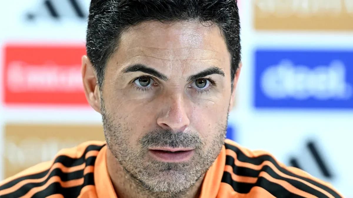 Entrenador en conferencia de prensa con fondo de equipo