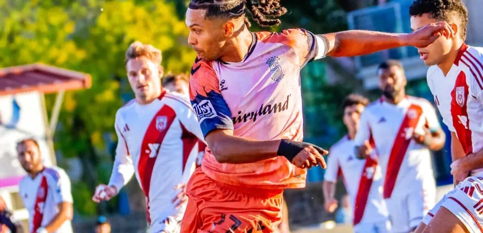 Jugador de Indy Eleven en acción contra Forward Madison