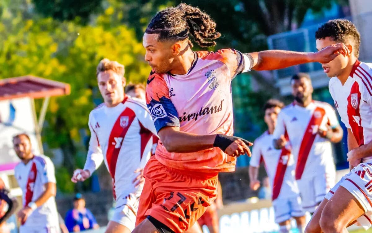 Jugador de Indy Eleven en acción contra Forward Madison