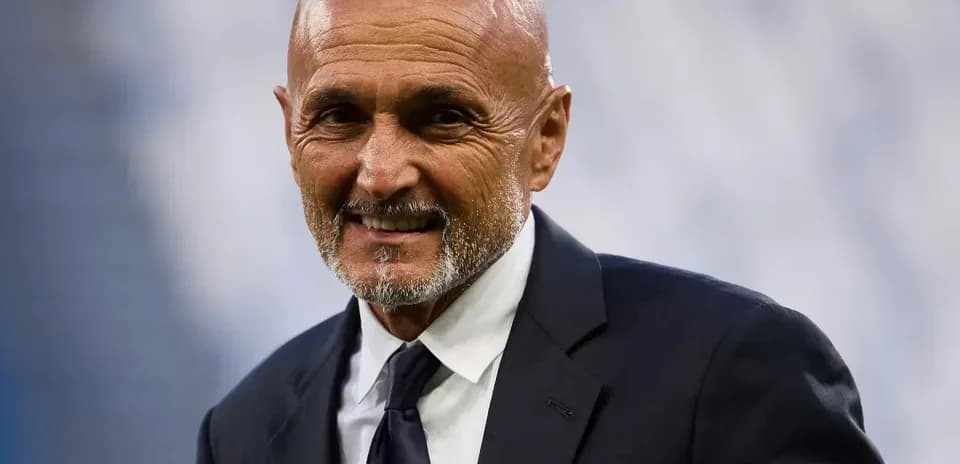 Entrenador sonriente en conferencia de prensa