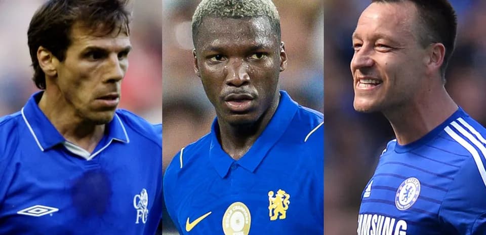 Tres jugadores de Chelsea en camisetas azules