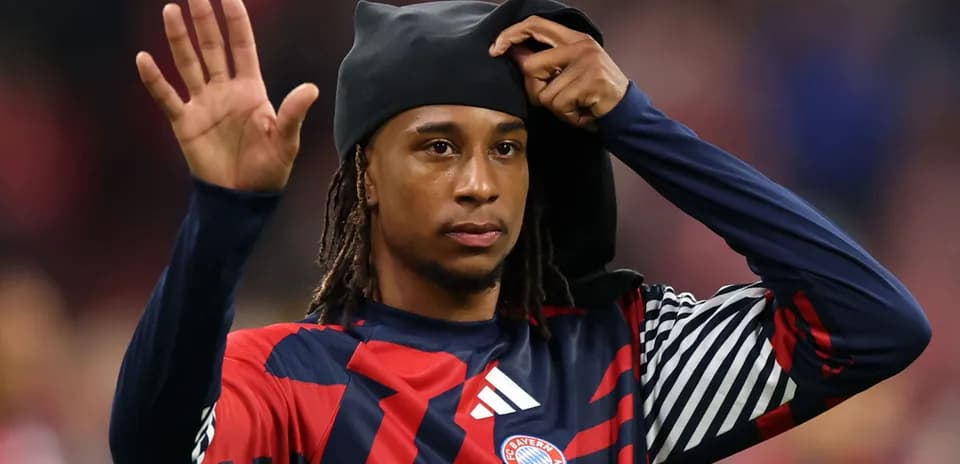 Jugador de Bayern Múnich quitándose la gorra