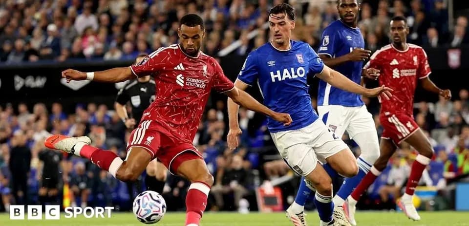 Jugador de Liverpool despejando el balón en partido