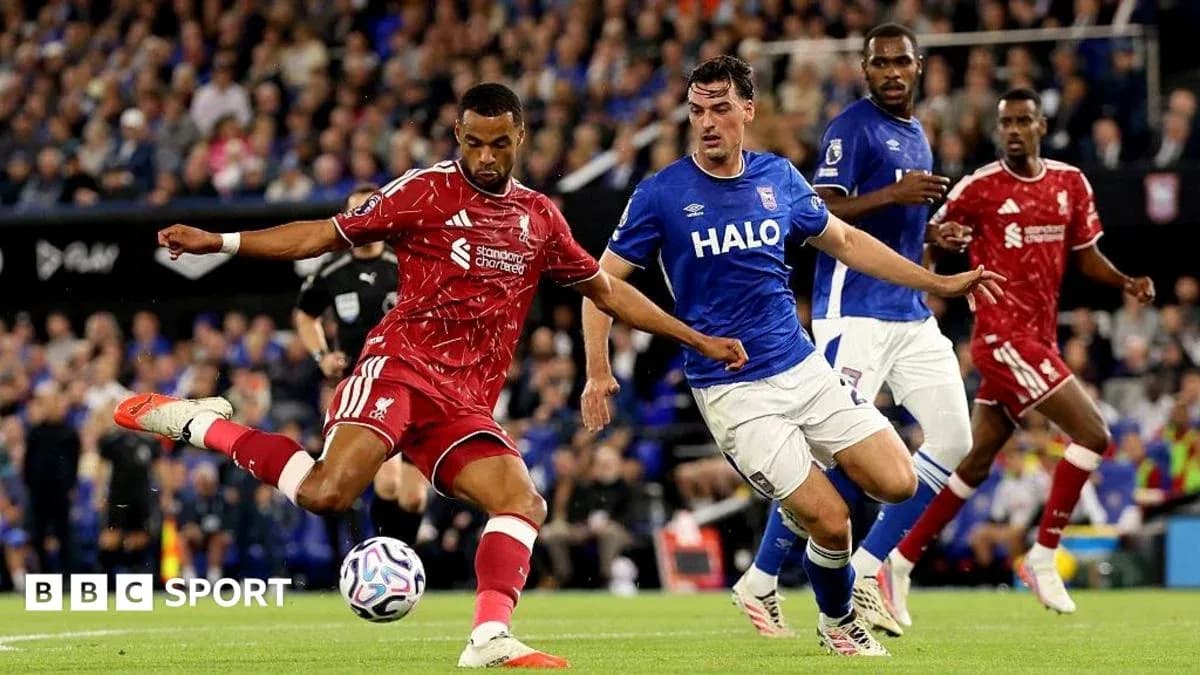 Jugador de Liverpool despejando el balón en partido