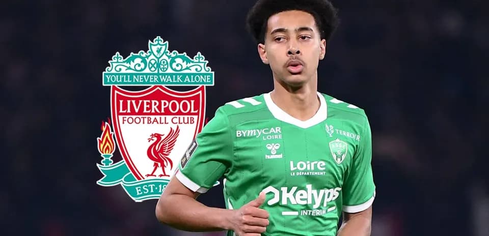 Jugador con camiseta verde de equipo en el campo