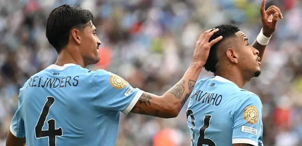 Jugadores celebrando en el campo de fútbol