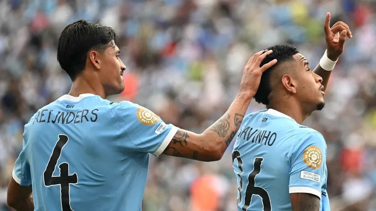 Jugadores celebrando en el campo de fútbol