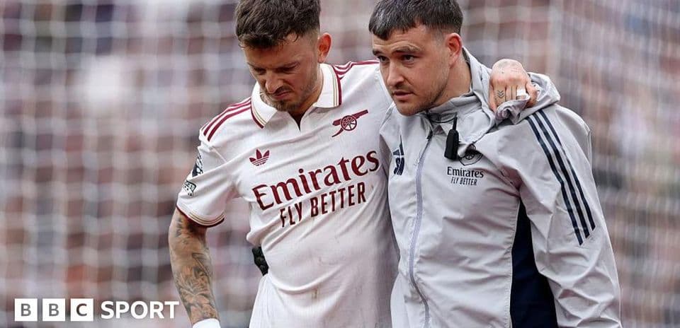 Jugador siendo asistido por el personal médico en el campo