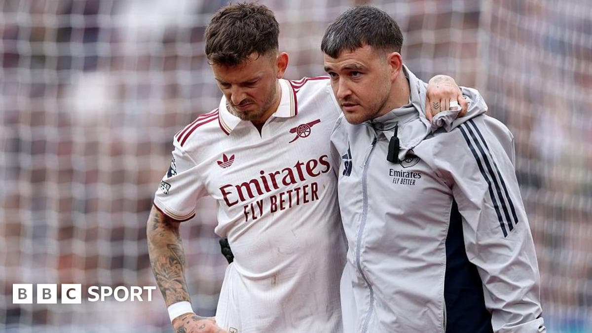 Jugador siendo asistido por el personal médico en el campo