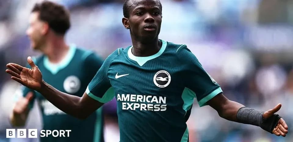 Jugador de Brighton celebrando un gol en el campo